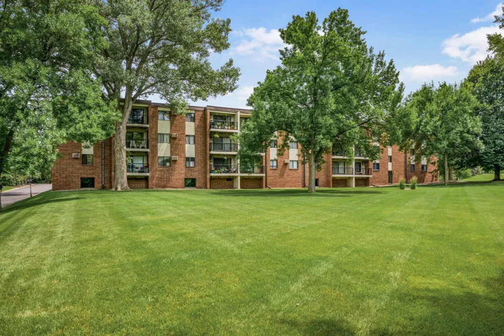 4 Pine Tree Drive #321 Arden Hills, MN 55112