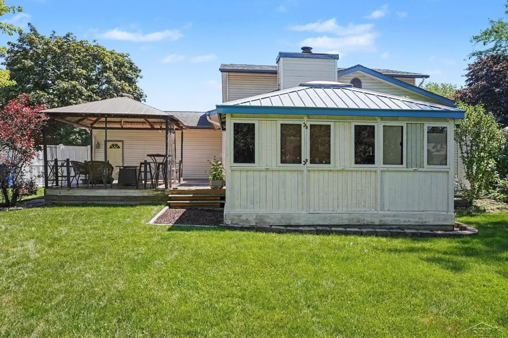 831 Mayflower Drive Saginaw Charter Township, MI 48638