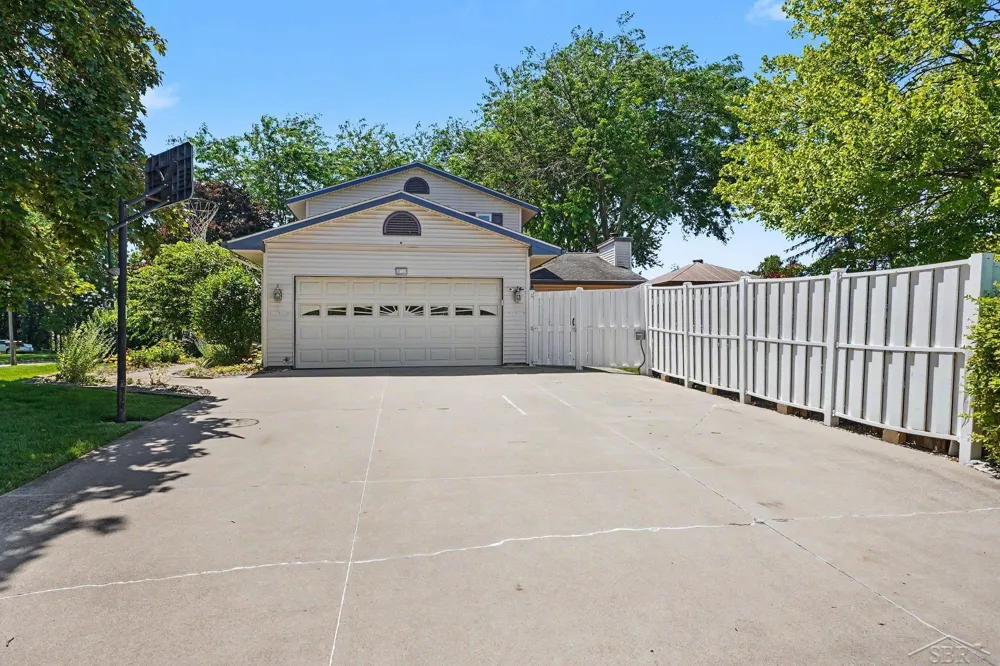 831 Mayflower Drive Saginaw Charter Township, MI 48638