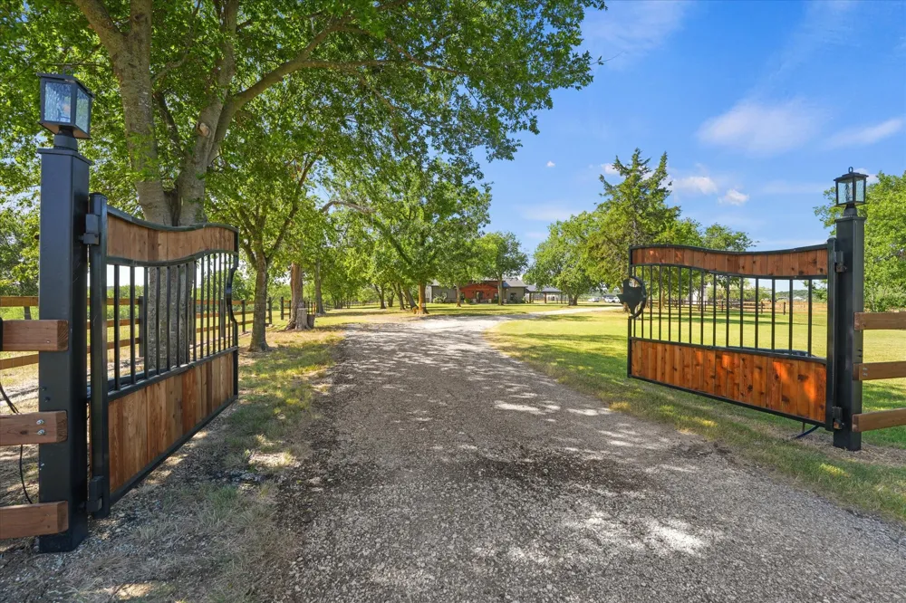 9861 Fm-66 Maypearl, TX 76064