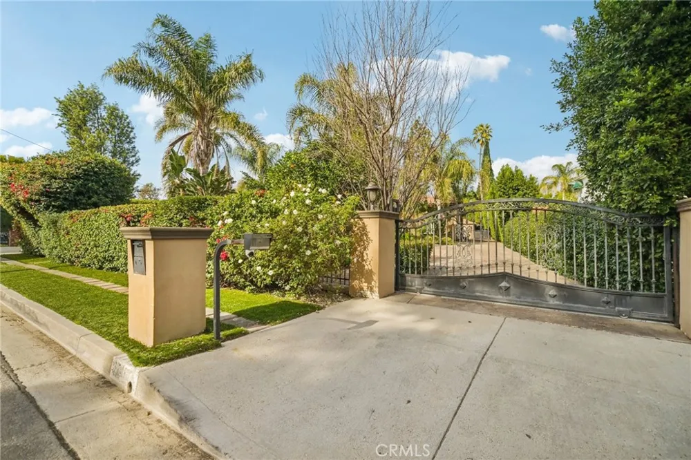 17401 Raymer Sherwood Forest, CA 91325