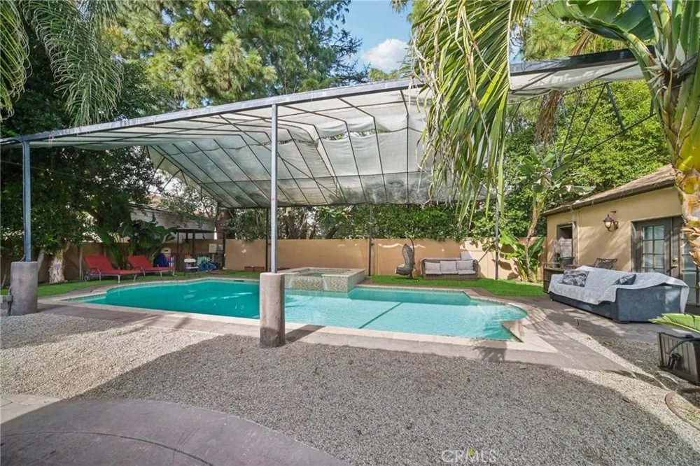 17401 Raymer Sherwood Forest, CA 91325