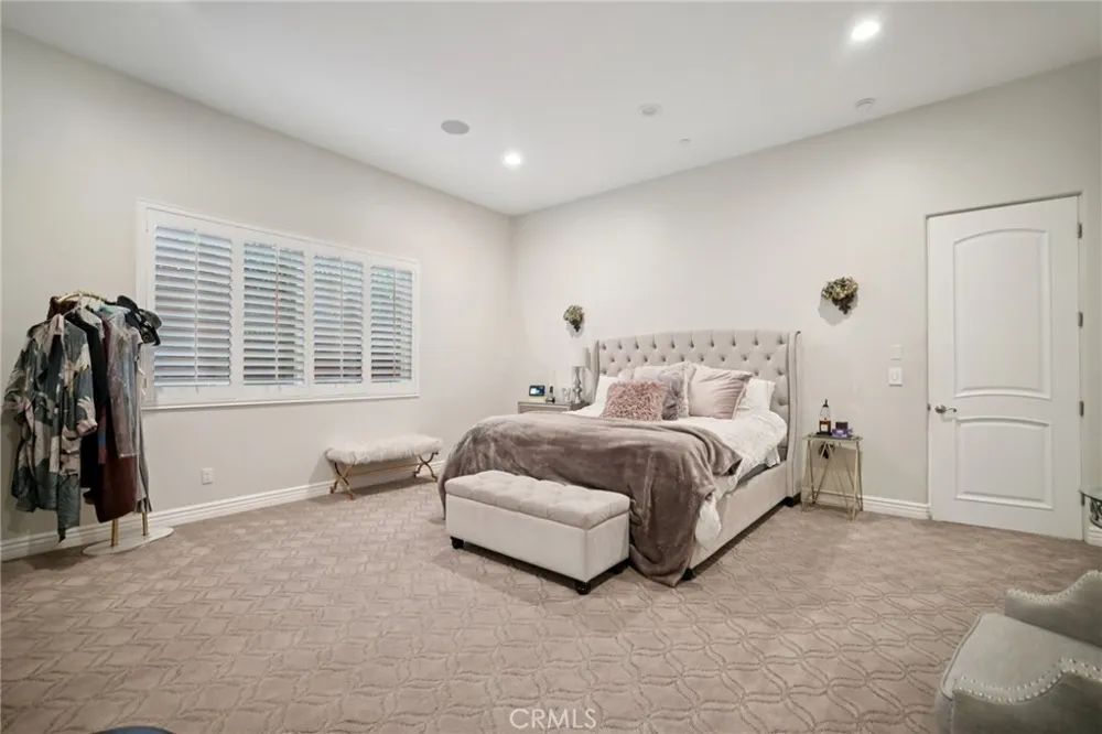 17401 Raymer Sherwood Forest, CA 91325