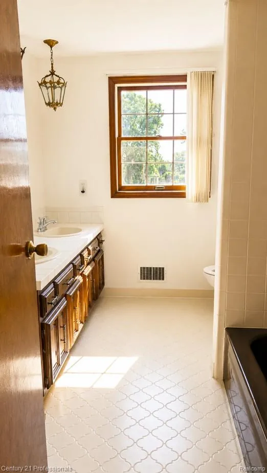 6075 Quaker Lane Washington Township, MI 48094