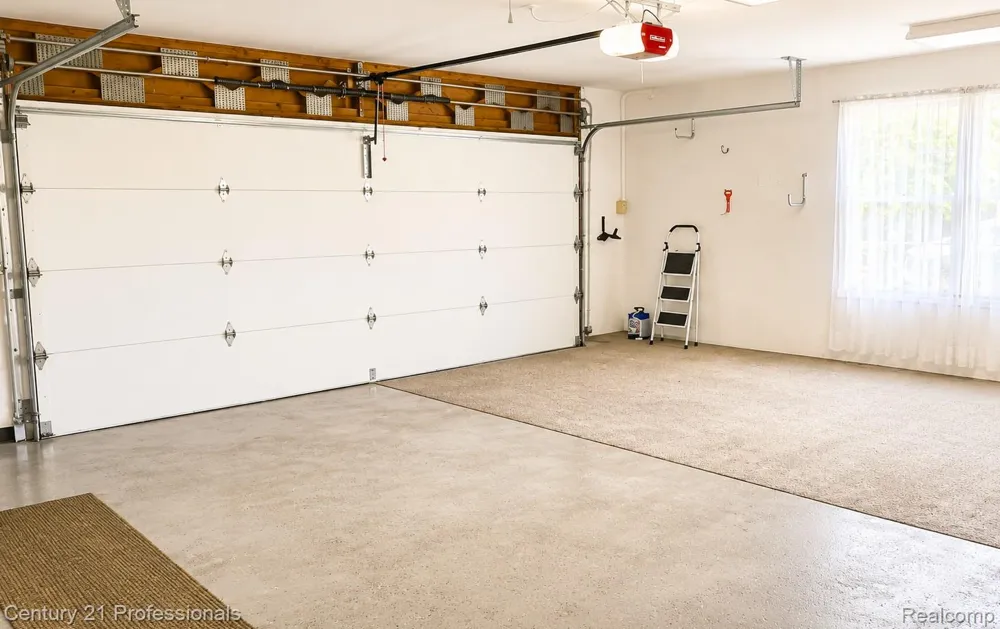 6075 Quaker Lane Washington Township, MI 48094