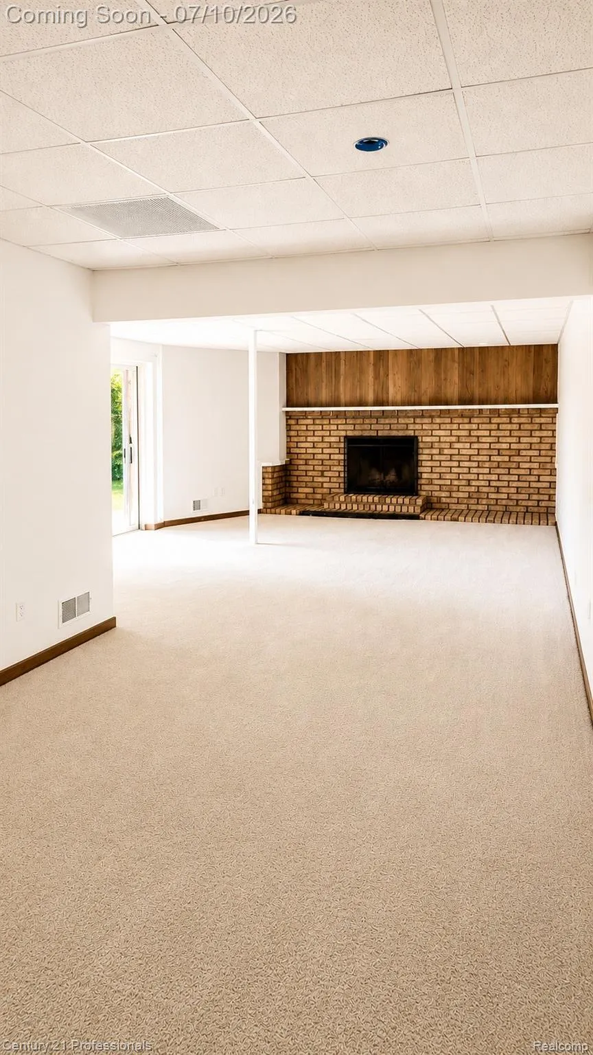 6075 Quaker Lane Washington Township, MI 48094