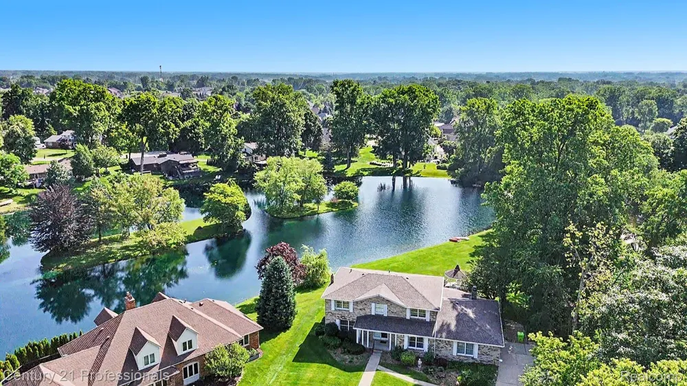 6075 Quaker Lane Washington Township, MI 48094
