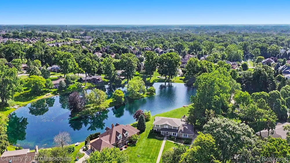 6075 Quaker Lane Washington Township, MI 48094