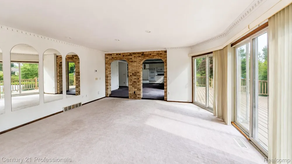 6075 Quaker Lane Washington Township, MI 48094