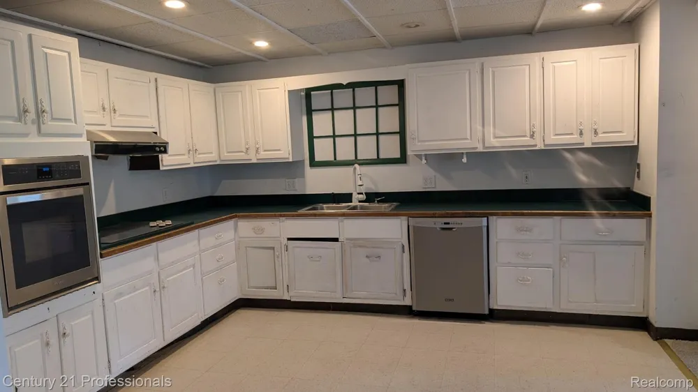 6075 Quaker Lane Washington Township, MI 48094