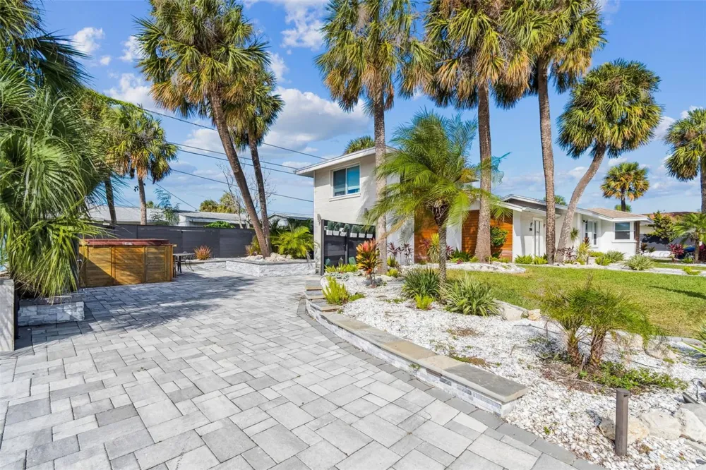 760 BOHENIA CIRCLE S Clearwater Beach, FL 33767