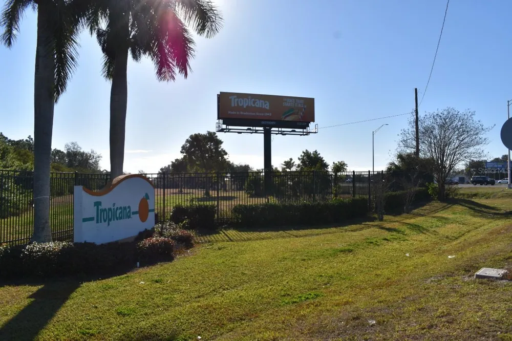 2115 9TH STREET E Bradenton, FL 34208