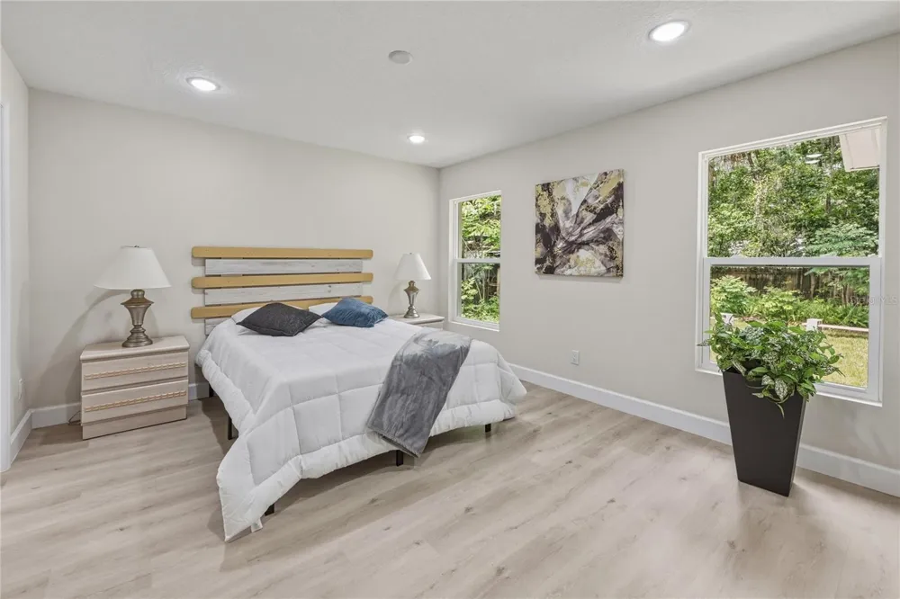 520 W BERESFORD AVENUE Deland, FL 32720