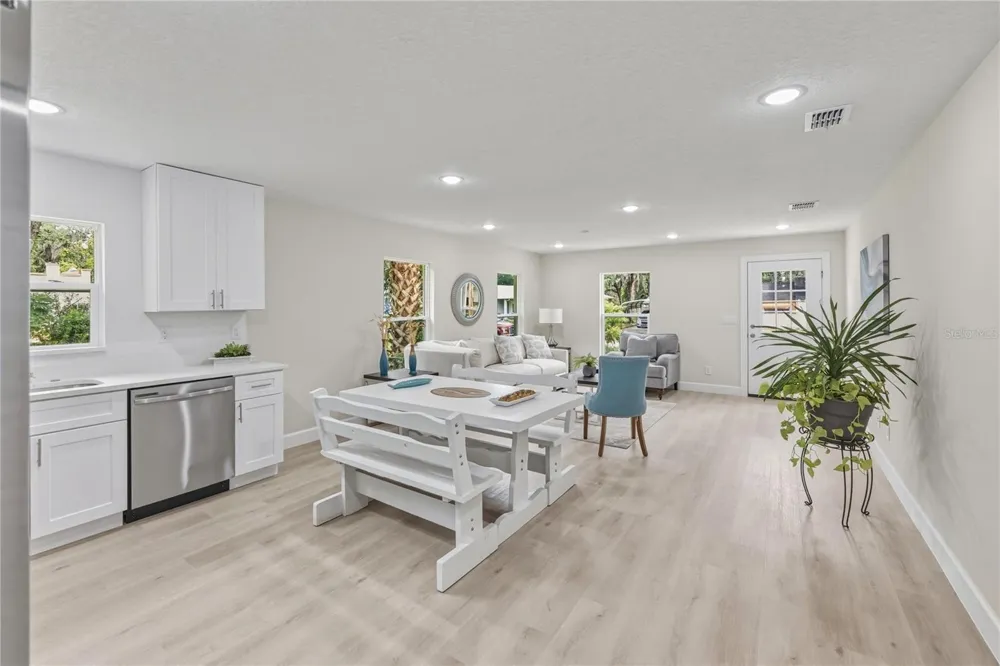 520 W BERESFORD AVENUE Deland, FL 32720
