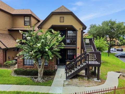 364 NORTHPOINTE COURT #208