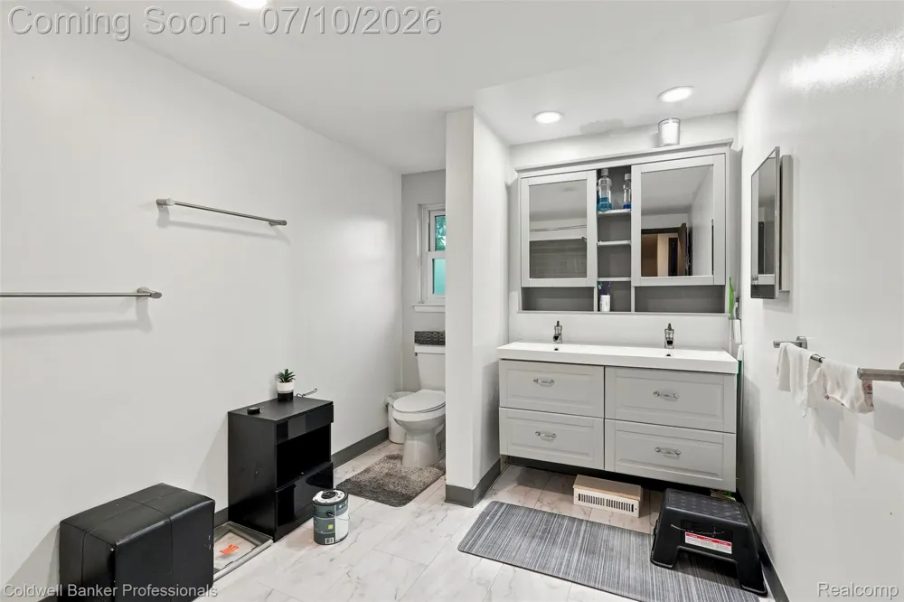 23821 Manistee Street Oak Park City, MI 48237