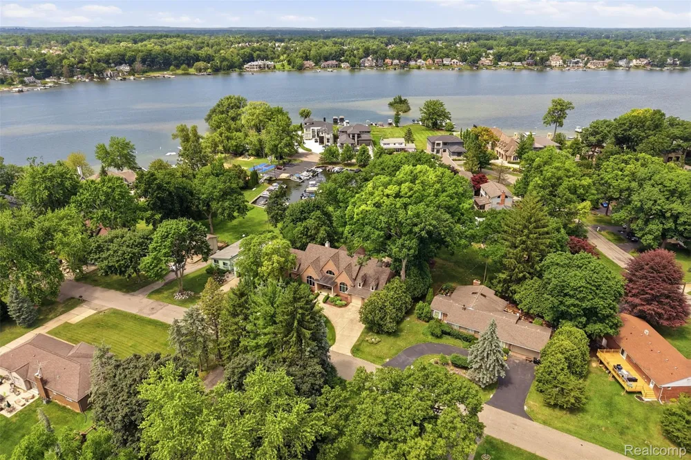 5110 Kitson Lane West Bloomfield Charter Township, MI 48324