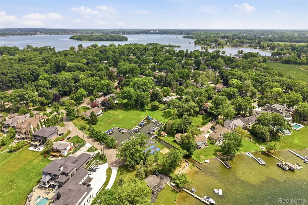 5110 Kitson Lane West Bloomfield Charter Township, MI 48324