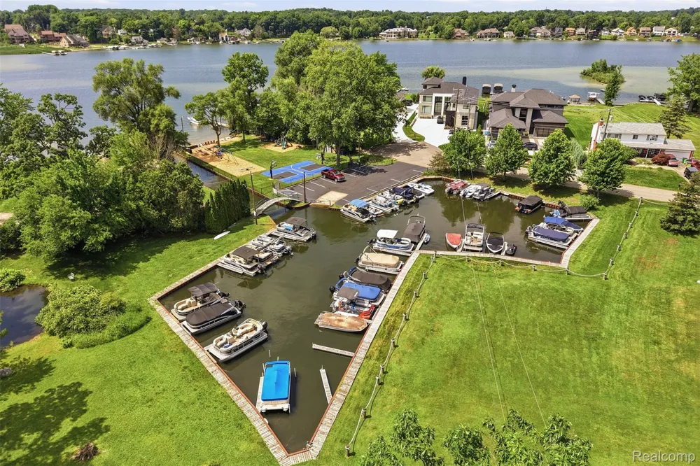 5110 Kitson Lane West Bloomfield Charter Township, MI 48324