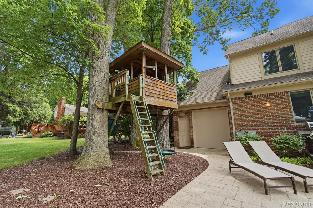 5110 Kitson Lane West Bloomfield Charter Township, MI 48324