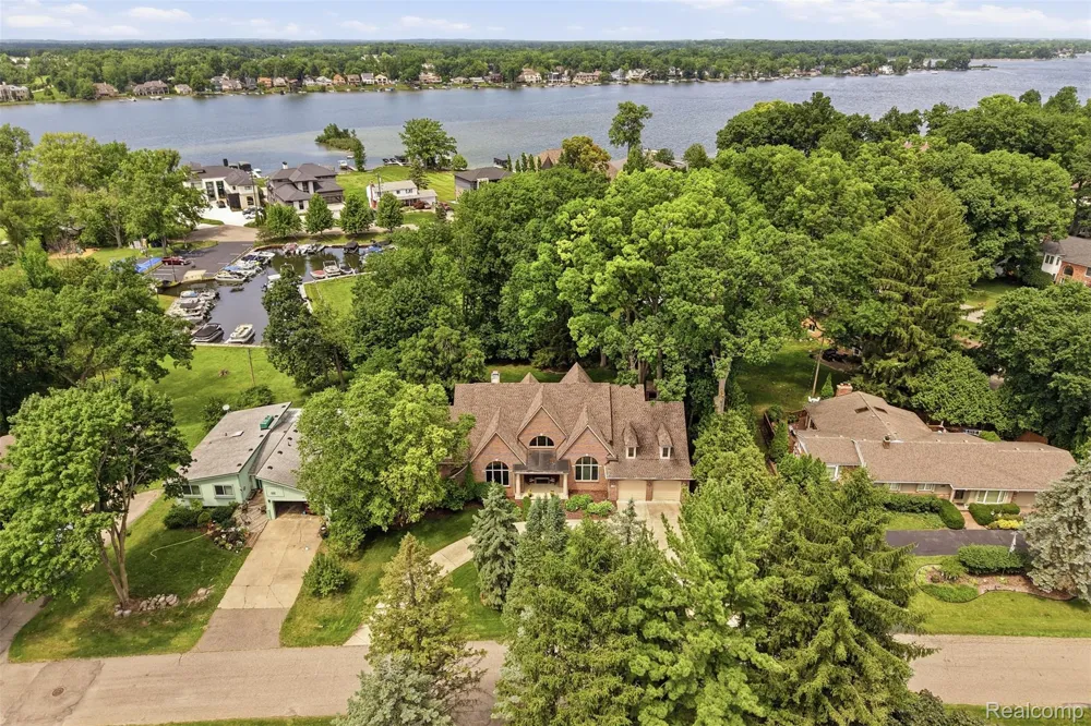5110 Kitson Lane West Bloomfield Charter Township, MI 48324