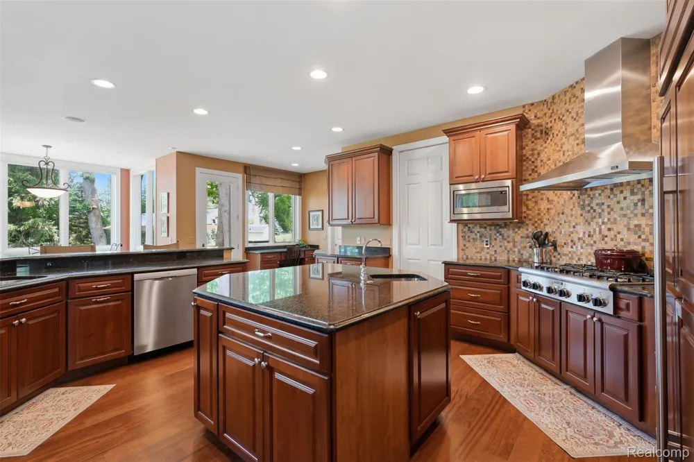 5110 Kitson Lane West Bloomfield Charter Township, MI 48324