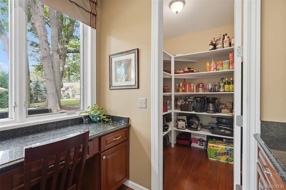 5110 Kitson Lane West Bloomfield Charter Township, MI 48324