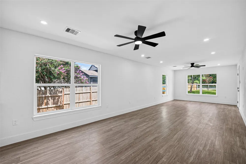 106 S 9th Street Highlands, TX 77562