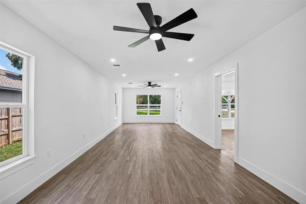 106 S 9th Street Highlands, TX 77562