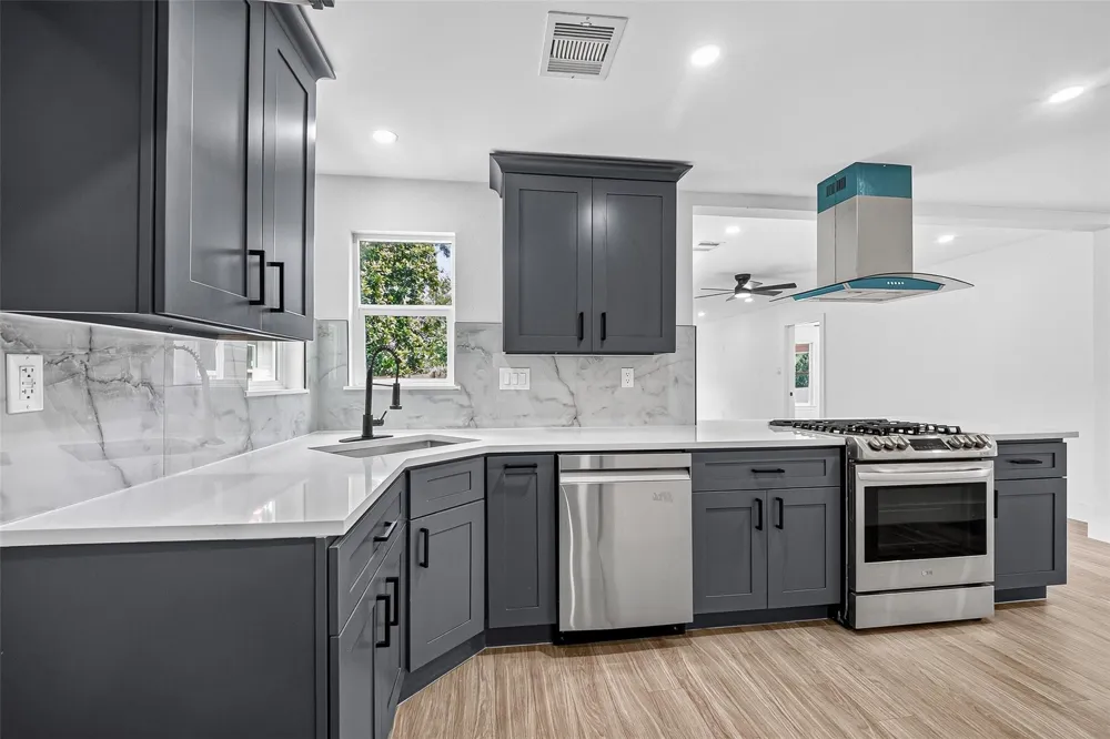 106 S 9th Street Highlands, TX 77562