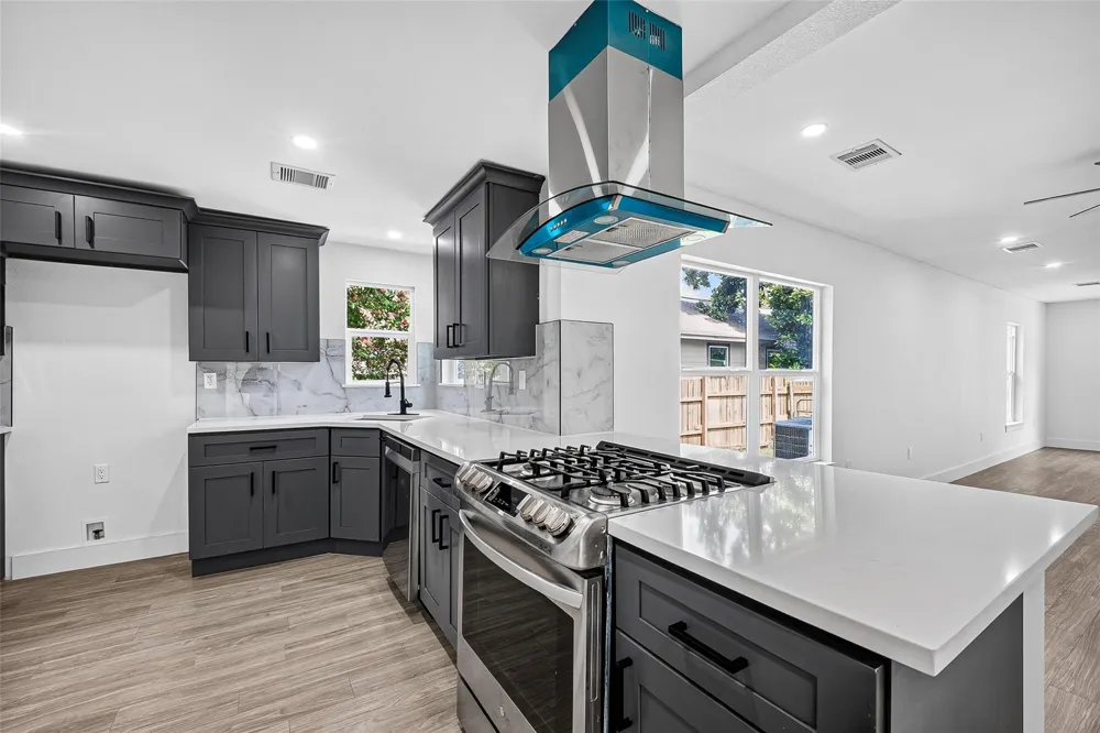 106 S 9th Street Highlands, TX 77562