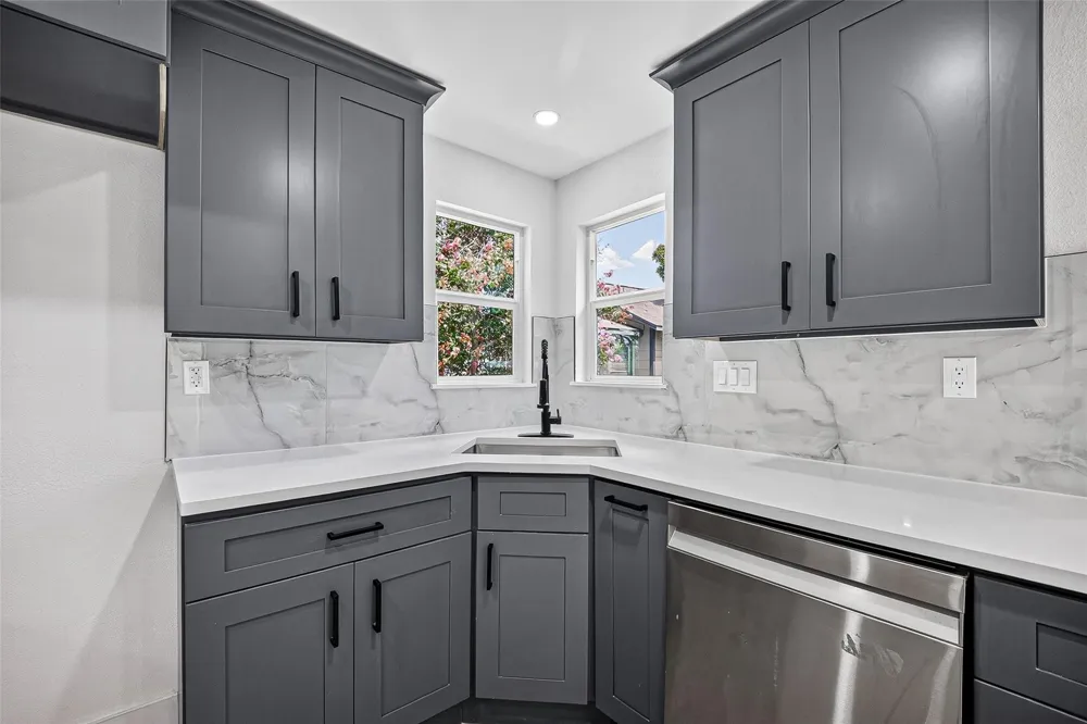 106 S 9th Street Highlands, TX 77562