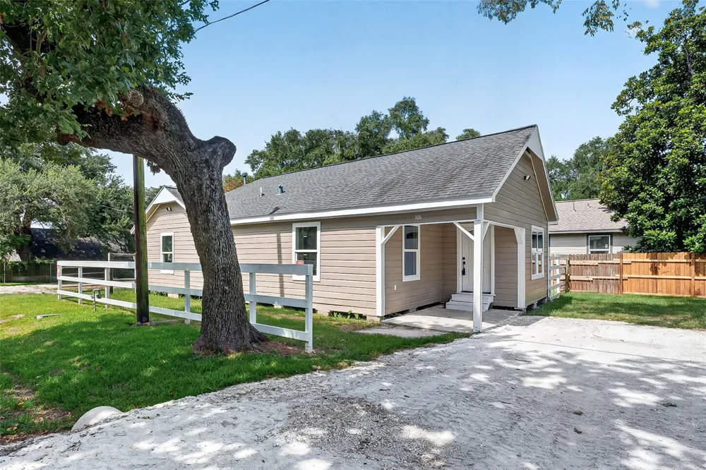 106 S 9th Street Highlands, TX 77562