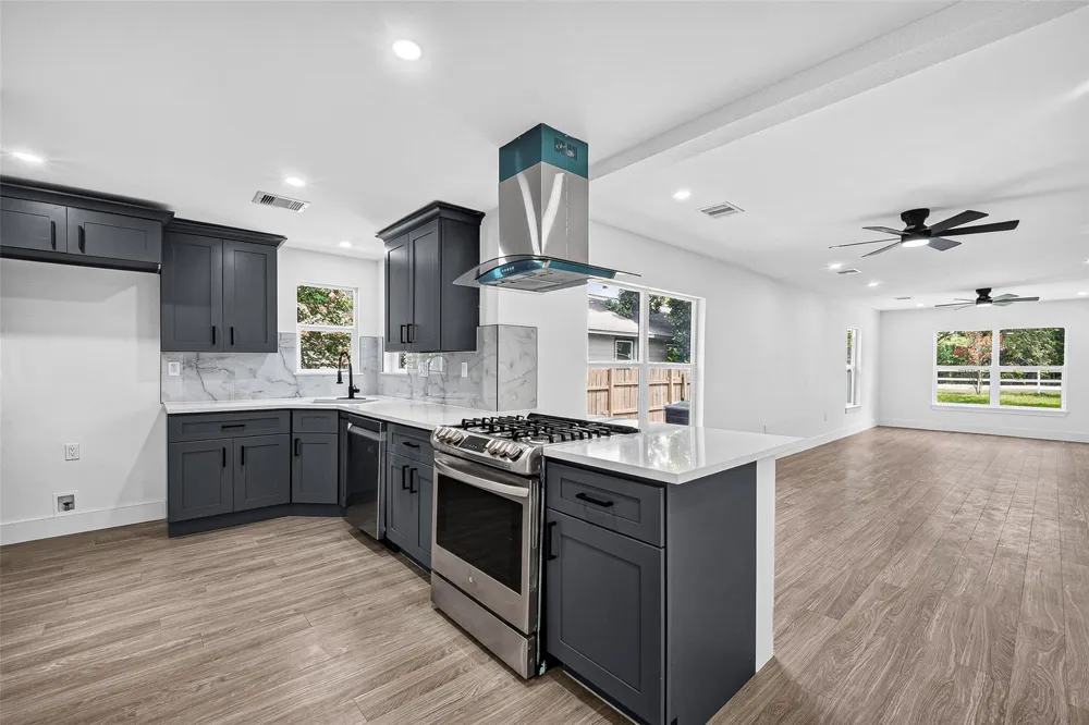 106 S 9th Street Highlands, TX 77562