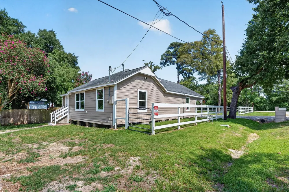 106 S 9th Street Highlands, TX 77562