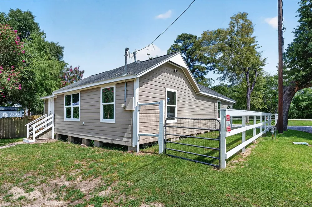 106 S 9th Street Highlands, TX 77562