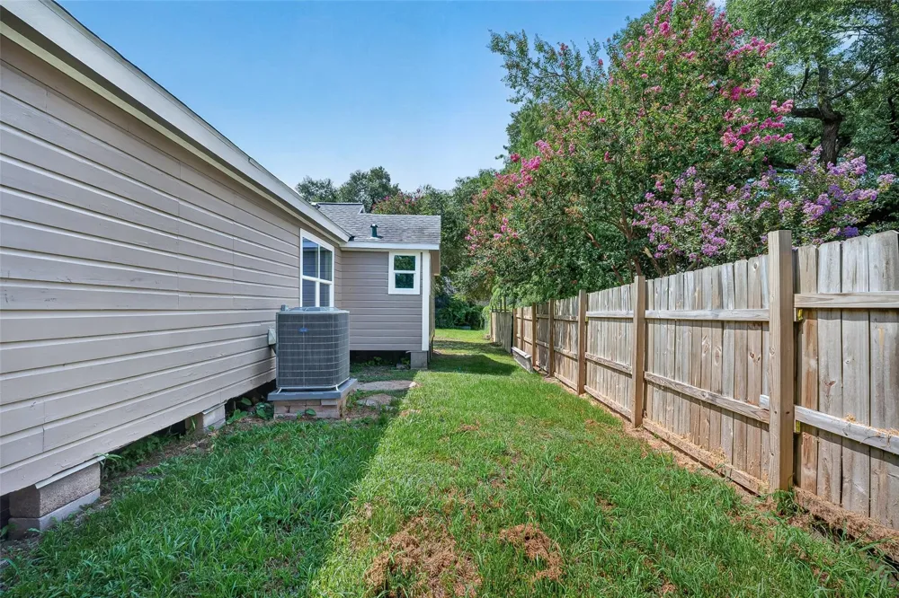 106 S 9th Street Highlands, TX 77562
