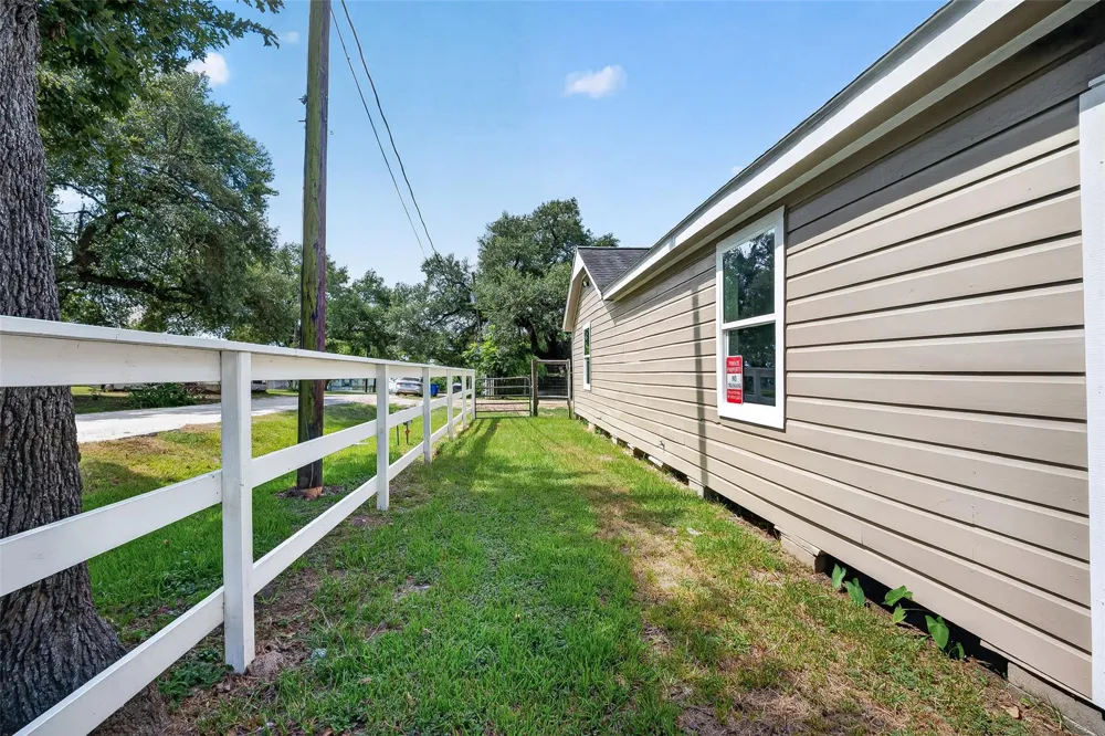 106 S 9th Street Highlands, TX 77562