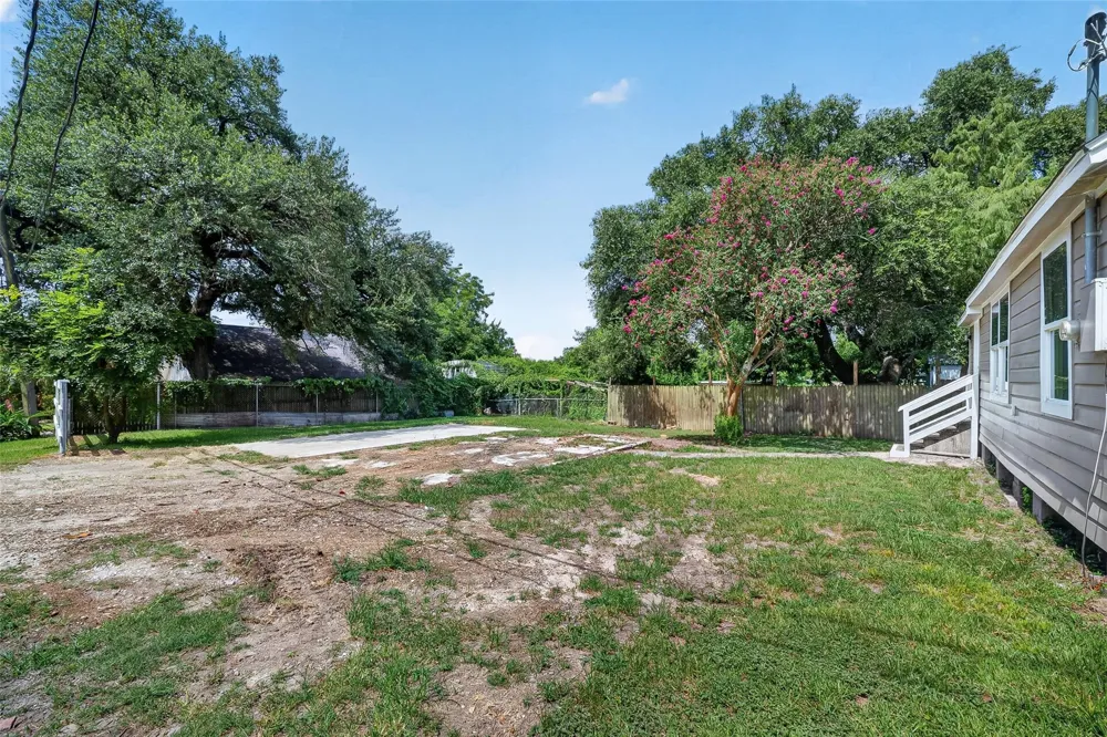 106 S 9th Street Highlands, TX 77562