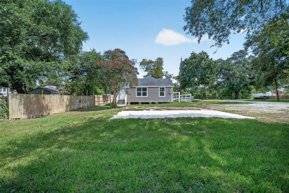 106 S 9th Street Highlands, TX 77562