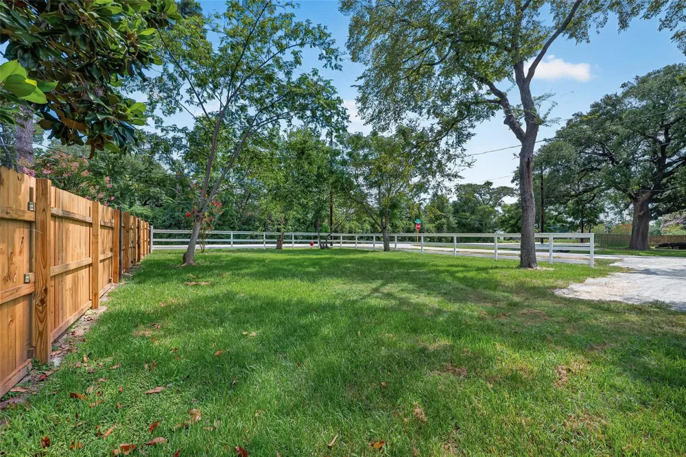 106 S 9th Street Highlands, TX 77562