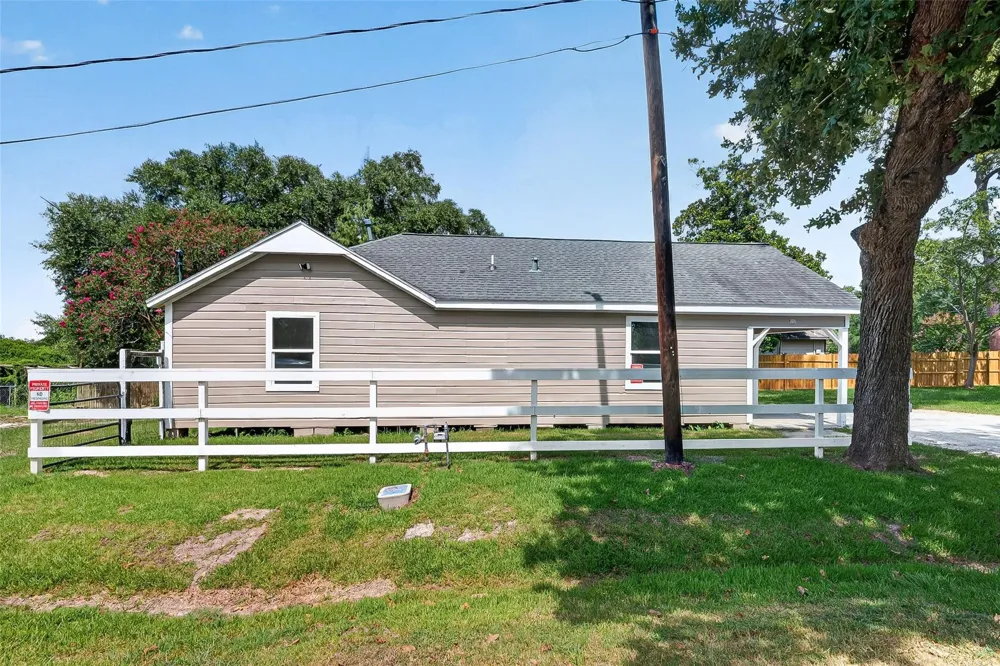 106 S 9th Street Highlands, TX 77562