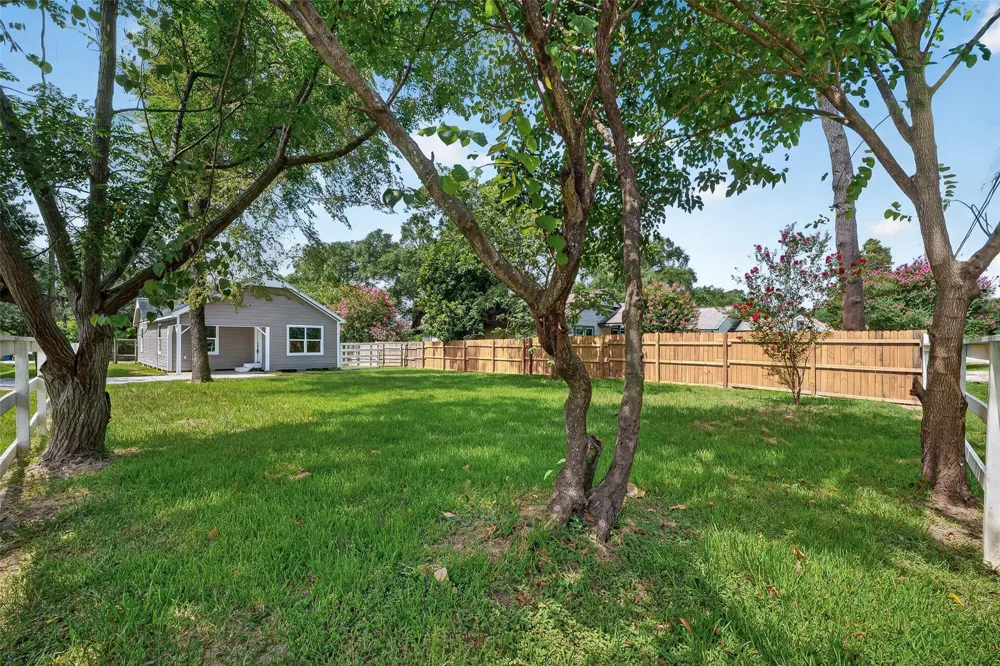 106 S 9th Street Highlands, TX 77562