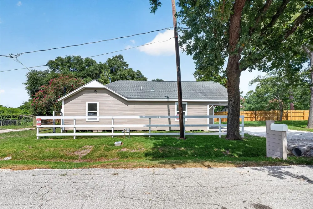 106 S 9th Street Highlands, TX 77562