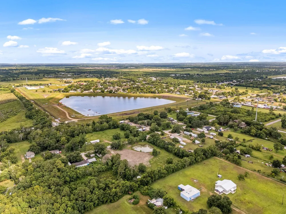 19231 County Road 927a Alvin, TX 77511