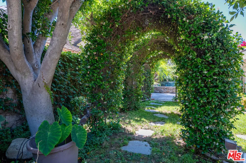 19234 Mayall Street Los Angeles, CA 91324