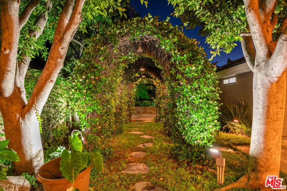 19234 Mayall Street Los Angeles, CA 91324