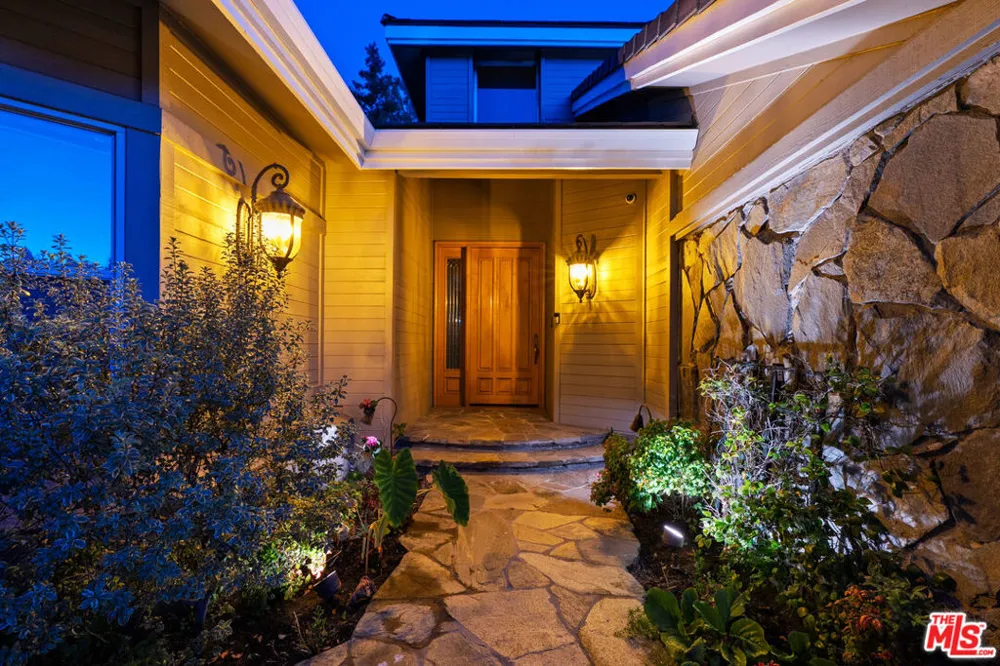 19234 Mayall Street Los Angeles, CA 91324