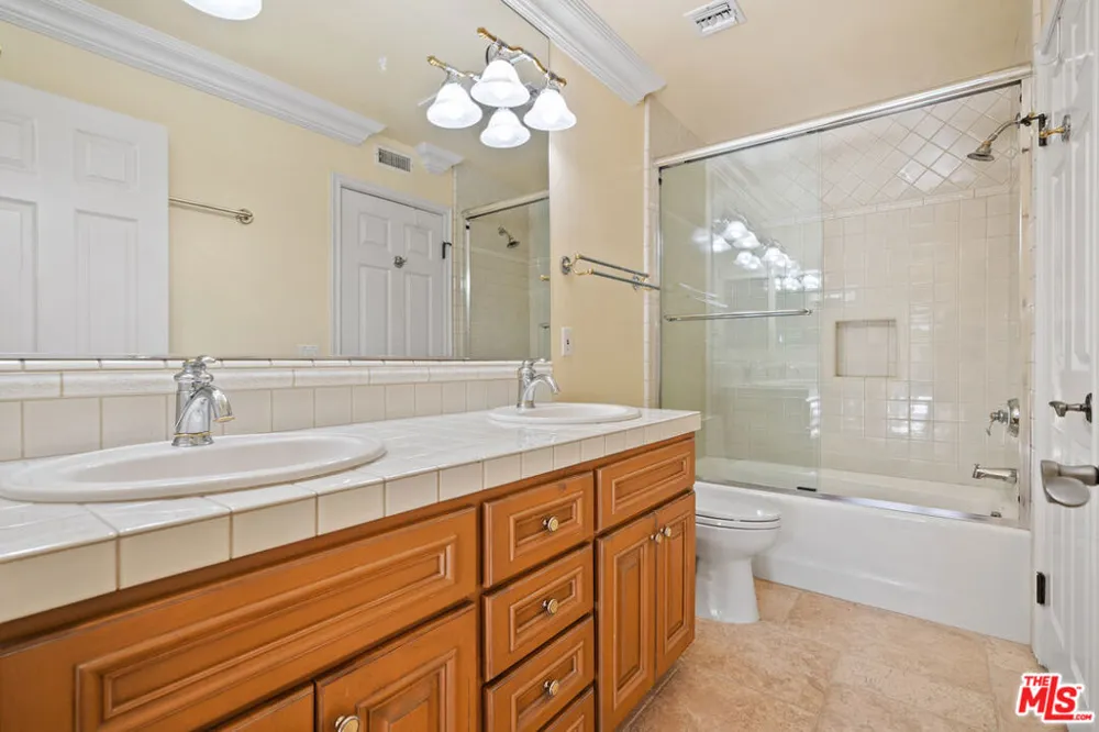 19234 Mayall Street Los Angeles, CA 91324