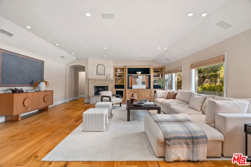 19234 Mayall Street Los Angeles, CA 91324
